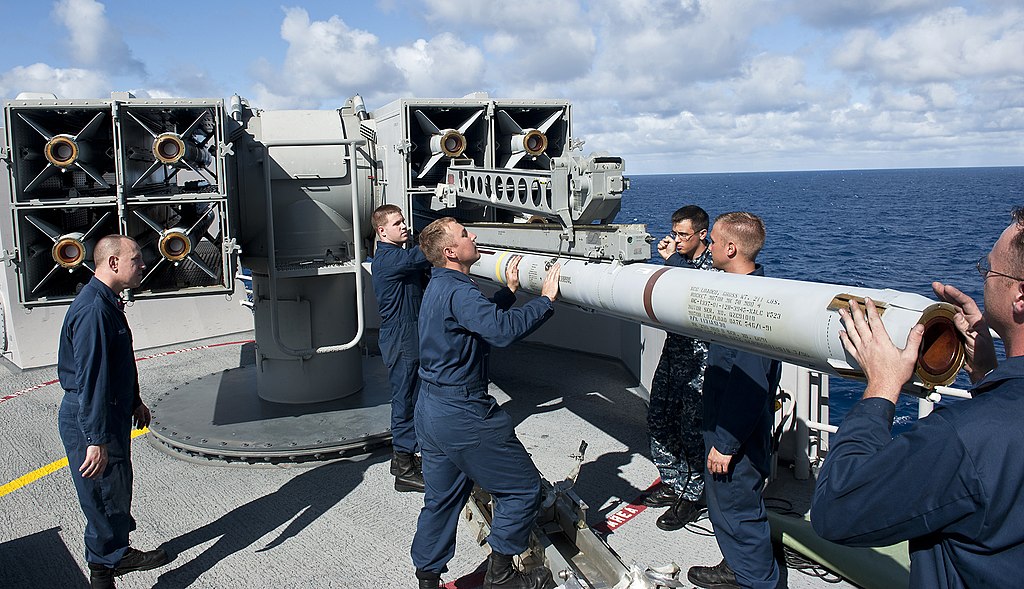 1024px-US_Navy_111118-N-DX615-059_Fire_controlmen_load_a_RIM-7P_NATO_Sea_Sparrow_missiles_into_a_Mk_29_Sea_Sparrow_launcher.jpg