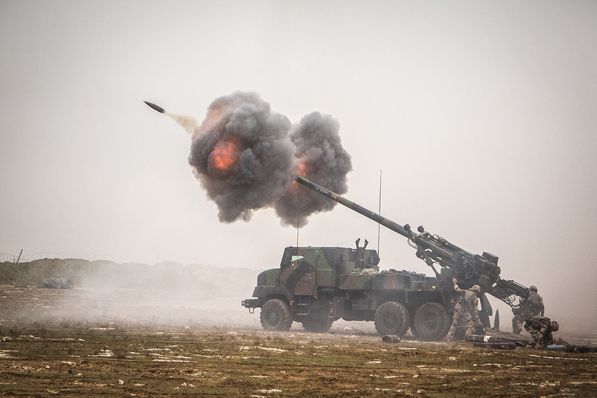 1920px-French_Caesar_self-propelled_howitzer_in_Iraq.jpg