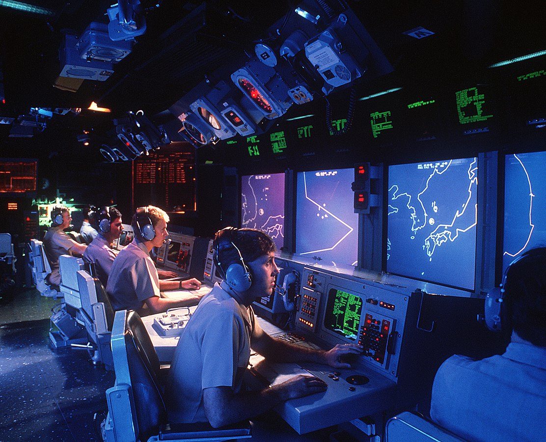 1112px-USS_Vincennes_%28CG-49%29_Aegis_large_screen_displays.jpg