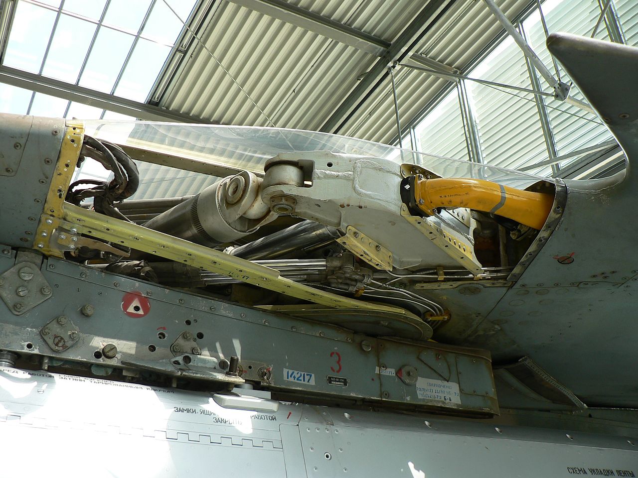 1280px-Aircraft_engine_MiG-23_sweep_wing_mechanism.jpg