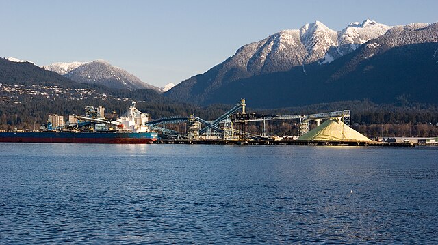 640px-North_Vancouver_from_Stanley_park._The_yellow_pile_is_sulphur_from_Alberta._%282289533764%29.jpg