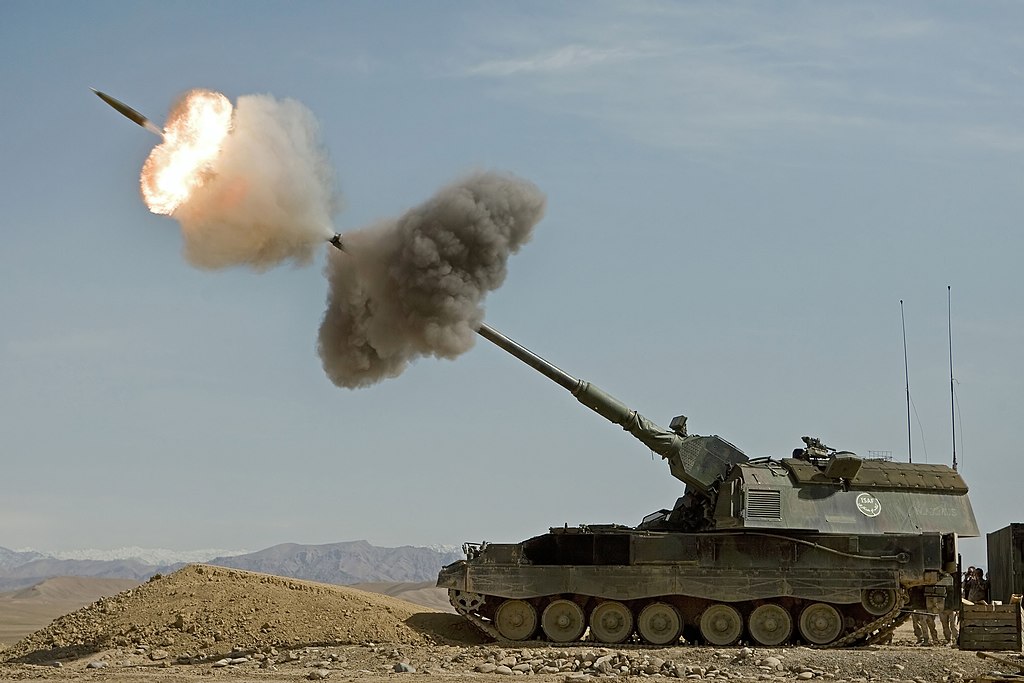 1024px-Dutch_Panzerhaubitz_fires_in_Afghanistan.jpg