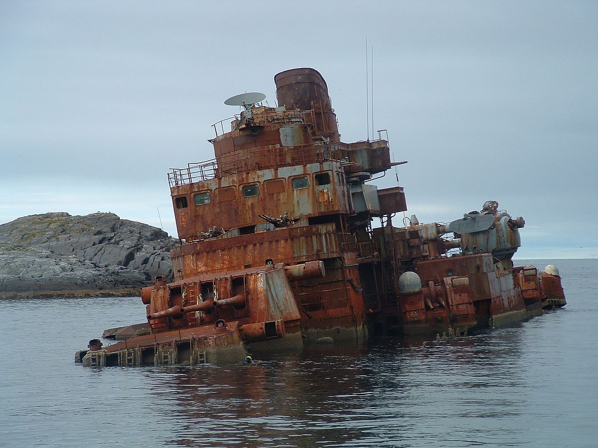 1200px-Murmansk_cruiser_shipwreck.jpg