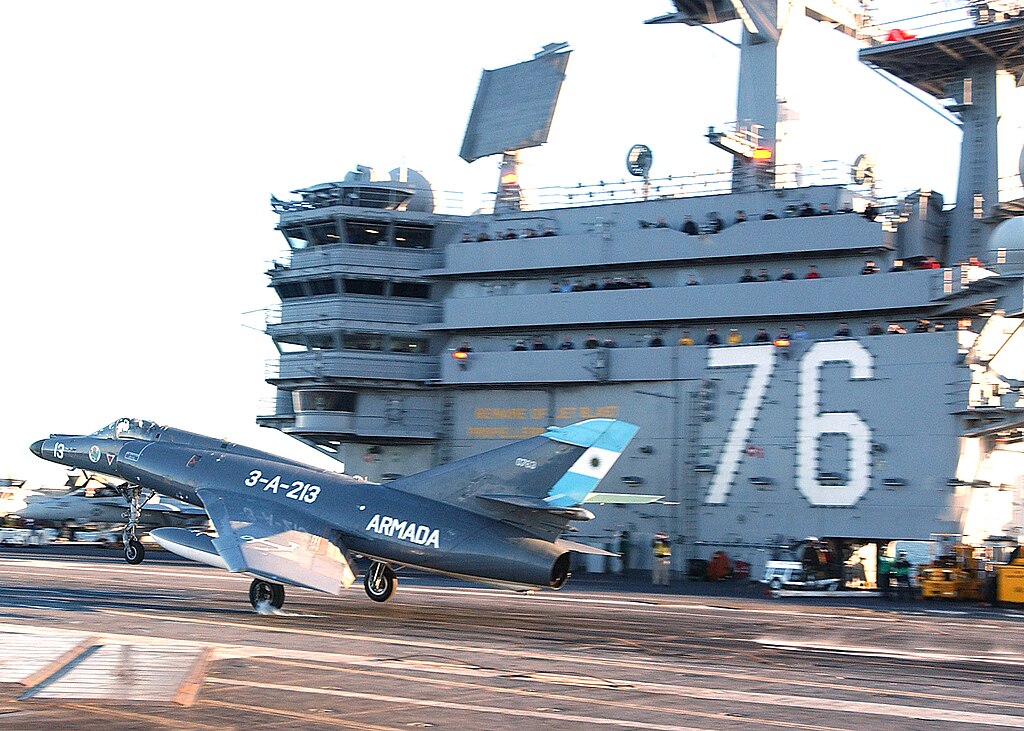 1024px-Argentine_Navy_Dassault_Super_Etendard_jet_on_USS_Ronald_Reagan.jpg