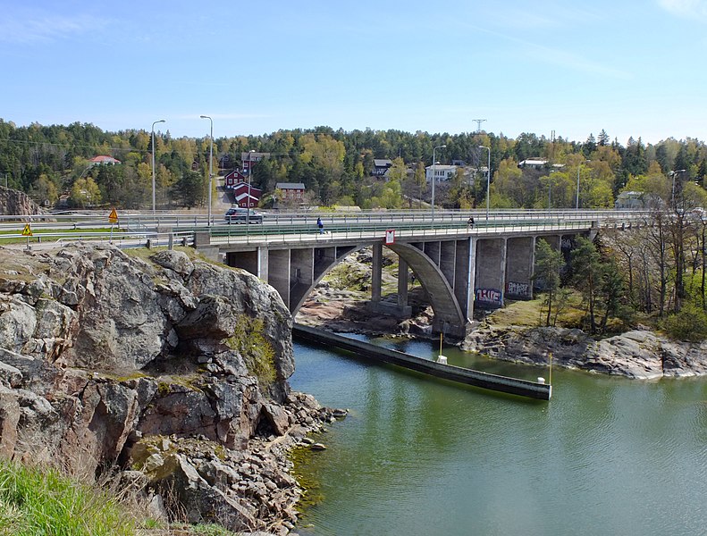 File:Ukko-Pekan silta bridge between Naantali and Luonnonmaa.jpg